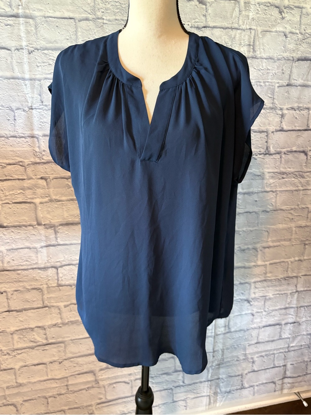 Roz & Ali Navy Split V-Neck Cap Sleeve Blouse
